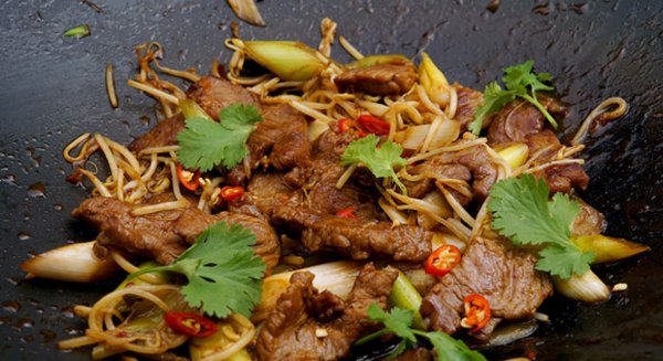 Koreanisches Bulgogi angerichtet auf einem schwarzen Teller