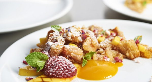 Kaiserschmarrn mit Früchten auf einem Teller serviert