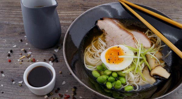 Klassisches Beef Ramen angerichtet in einer schwarzen Schüssel mit Sojasoße