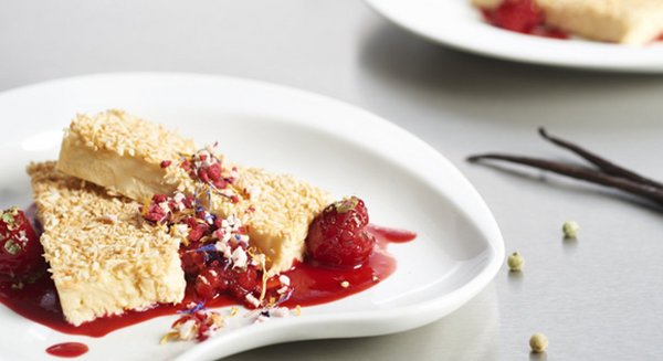Vanille Kuchen mit Beeren auf einem Teller serviert