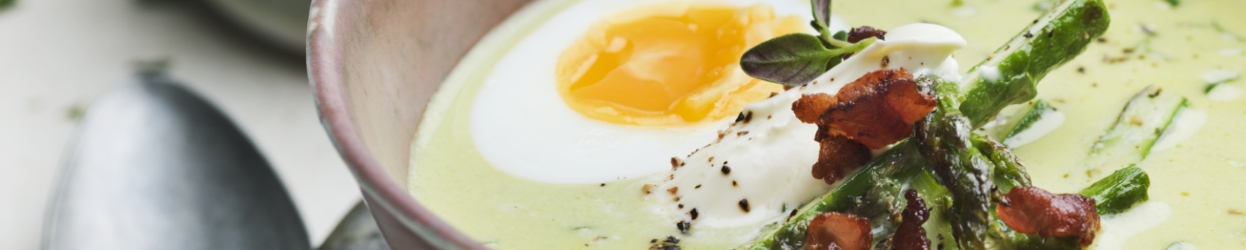 Eine leichte Spargelcremesuppe mit einem gekochten Ei, ein tolles Frühlingsgericht.